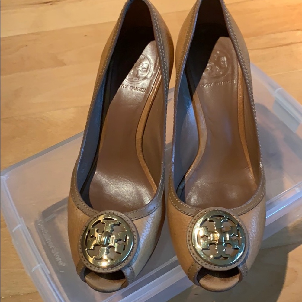 Tory Burch Tan Julienne peep toes size 8